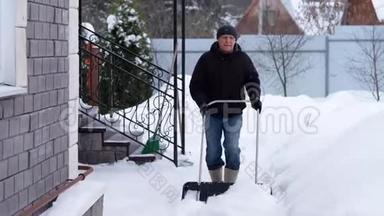 冬季和清洁概念-成熟的人从车道上<strong>铲雪</strong>