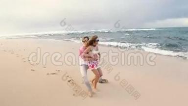 有魅力的健康夫妇在海滩上一起跑步很开心