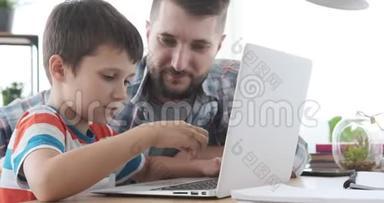 <strong>父亲和儿子在家里</strong>用笔记本电脑
