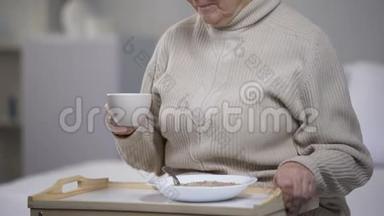 老年妇女在养老院喝茶，老年孤独