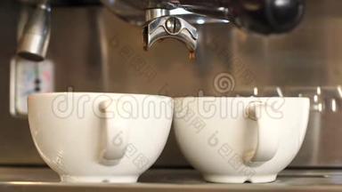在咖啡机里煮热咖啡，两杯咖啡。