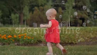 这个可爱的<strong>小女孩</strong>正在公园里的肥皂泡中<strong>奔跑</strong>