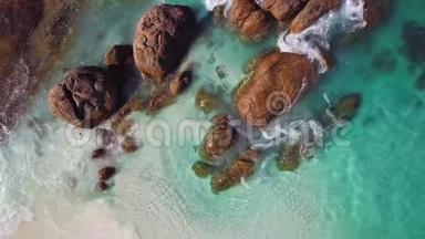 海滩上美丽的<strong>岩石</strong>的空中拍摄，<strong>海浪</strong>围绕着它们旋转