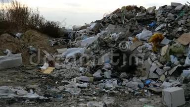 工业和家庭废物。 大型垃圾堆。 变质的垃圾。 垃圾倾倒场或垃圾填埋场的脏，臭垃圾..