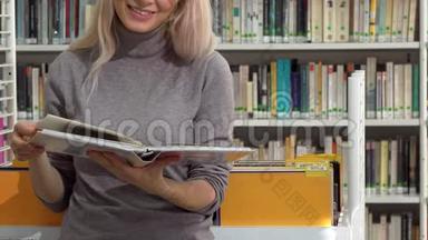 女读者在图书馆看书时翻书页