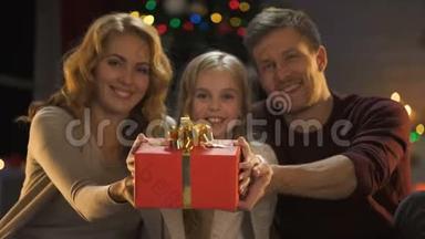 家庭展示圣诞礼物给相机，准备节日前的<strong>愿望清单</strong>