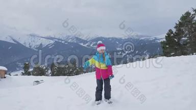 儿童坐在山顶欣赏山景。