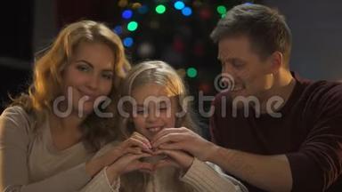幸福的家庭，手和拥抱的心，圣诞装饰闪闪发光