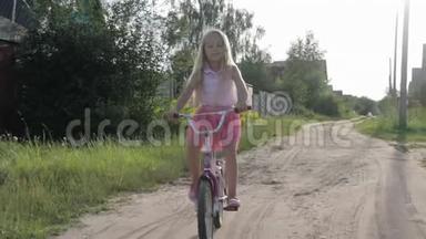 漂亮，小女孩骑着儿童`自行车，儿童自行车