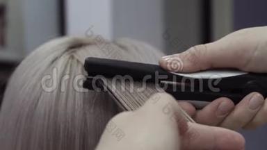美发师用熨斗烫头发