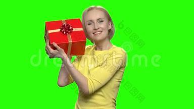 可爱的白种人女人拥抱红色礼盒。