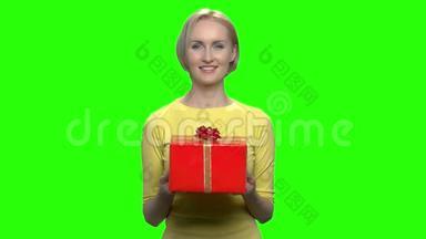 漂亮<strong>可爱</strong>的女人拿着红色的<strong>礼盒</strong>。
