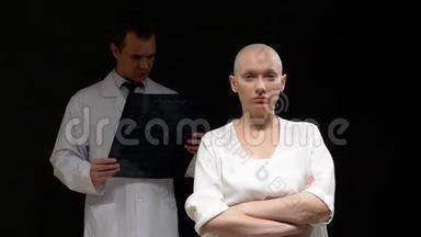 概念肿瘤患者，秃头妇女和<strong>医生</strong>男子正在观看黑色背景的断层扫描结果。