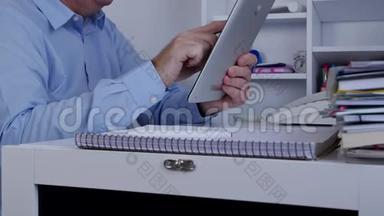 商务人员使用平板电脑发送和接收信息