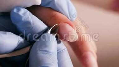 美甲医生正在用专业的指甲钳切割角质层，用于修指甲。