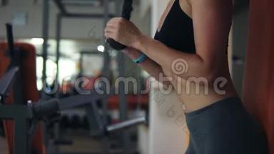 特写镜头，让穿<strong>黑色</strong>运动胸罩的漂亮女人用<strong>绳索</strong>、双手进行锻炼