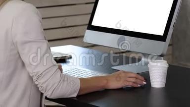在家庭办公室工作的女人手按键盘关闭。 白色显示器。