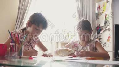 带着绷带的断臂的孩子用铅笔画画。 2.两个小女生坐在桌边画画