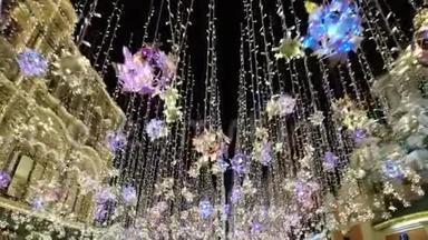 新年光明，夜晚闪耀的街道，在莫斯科克里姆林宫的夜晚，俄罗斯。 明亮的灯光和球，美丽