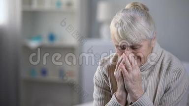愤怒的老太太独自坐在养老院里，深深地哭泣，孤独