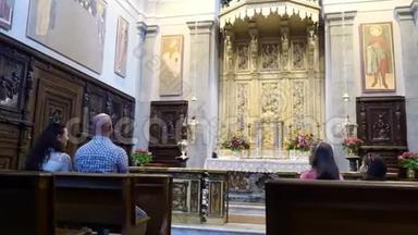 奥罗帕，比利亚，意大利-2018年7月7日：人们坐在长凳上，在祭坛上，在天主教会。 罗帕神社