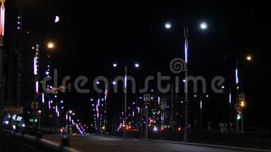 夜晚的城市灯光在巷道上。 库存录像。 夜晚的城市是美丽的霓虹灯在道路上。 城市的夏夜