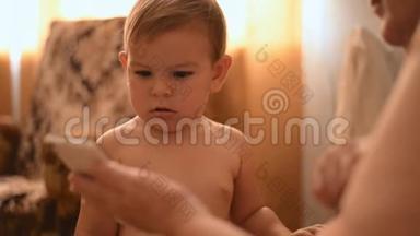 用祖父母在智能手机上观看<strong>视频</strong>来关闭婴儿。 老年人<strong>教育</strong>技术。