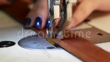 缝纫车间缝皮带. 女人操作缝纫机。 奴隶工作概念