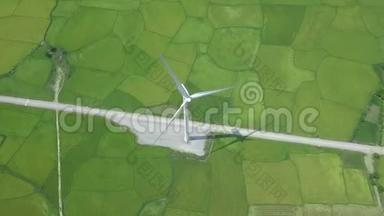从无人驾驶飞机上看到绿场上的风力涡轮机。 替代自然资源和<strong>生态保护</strong>。 绿色风电场