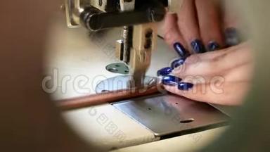缝纫车间缝皮带. 女人操作缝纫机。 奴隶工作概念