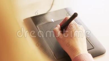 女平面设计师用交互式笔显、数字绘图平板和笔在电脑上`手工特写