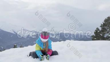 儿童坐在山顶欣赏山景。
