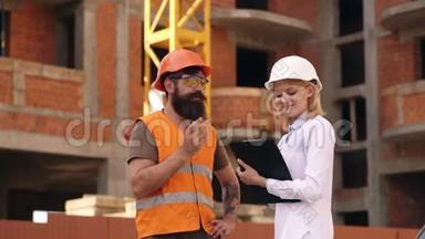 女工程师和施工员在施工现场沟通.. 施工队伍沟通理念.. 关系