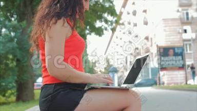 在<strong>笔记本</strong>电脑上工作的女人，穿着黑色短裤和<strong>笔记本</strong>电脑在公园里工作的漂亮黑发女人，女孩在她的身上打印