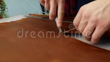 手工皮革工人用一把<strong>实用</strong>刀切去一块皮革。 关门