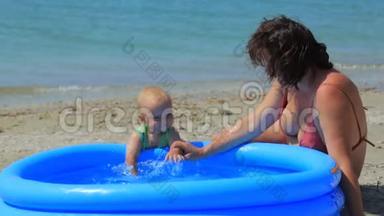 一个女人正在充气游泳池里和一个孩子玩耍