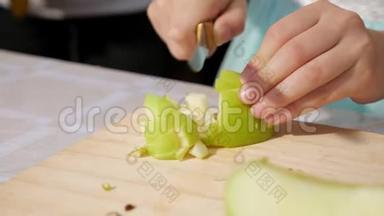 少女正在慢慢的将苹果切成小块，双手特写..
