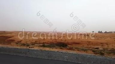 阿拉伯联合酋长国迪拜-2019年4月17日：沙尘暴期间穿越阿联酋沙漠的公路风光