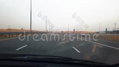 阿拉伯联合酋长国迪拜-2019年4月17日：沙尘暴期间穿越阿联酋沙漠的公路风光