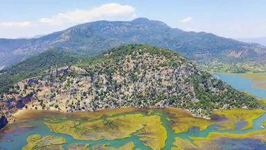 土耳其达利安河附近山脉的空中镜头。 放大