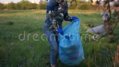 生活垃圾的问题，杜绝塑料，零浪费.. 一个志愿者女孩在公园的树枝下收集垃圾