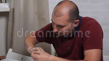 一个可敬的秃头用一种特殊的药物治疗他的指甲，以治愈真菌。 家中手部真菌治疗