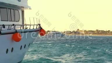 海日景观，游艇出海湾，抛锚.. 特写，白色游艇板与游艇，航行。 帆船在