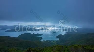 大岛大岛蓝色海洋附近高山天文台的时间推移，多云变焦