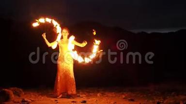 在火展上举着火把的女人画像