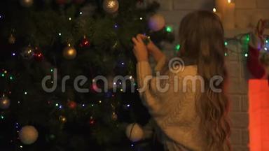 可爱的女孩装饰圣诞树准备<strong>除夕</strong>夜，家庭传统