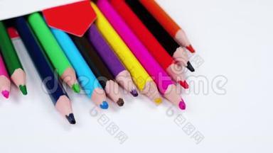彩色儿童`包装中的铅笔在白色背景上旋转。