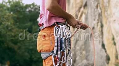 攀岩细节登山工具与齿轮和手抓绳和<strong>打结</strong>8