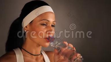 <strong>喜笑颜开</strong>的女人用鳕鱼肝油服用药丸欧米茄-3，拿着一瓶淡水