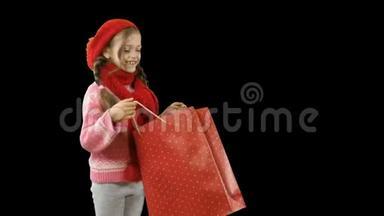 一个十岁左右的女孩戴着一顶红色针织帽子和一条带辫子的围巾，手里拿着一个包裹，她打开了眼睛。